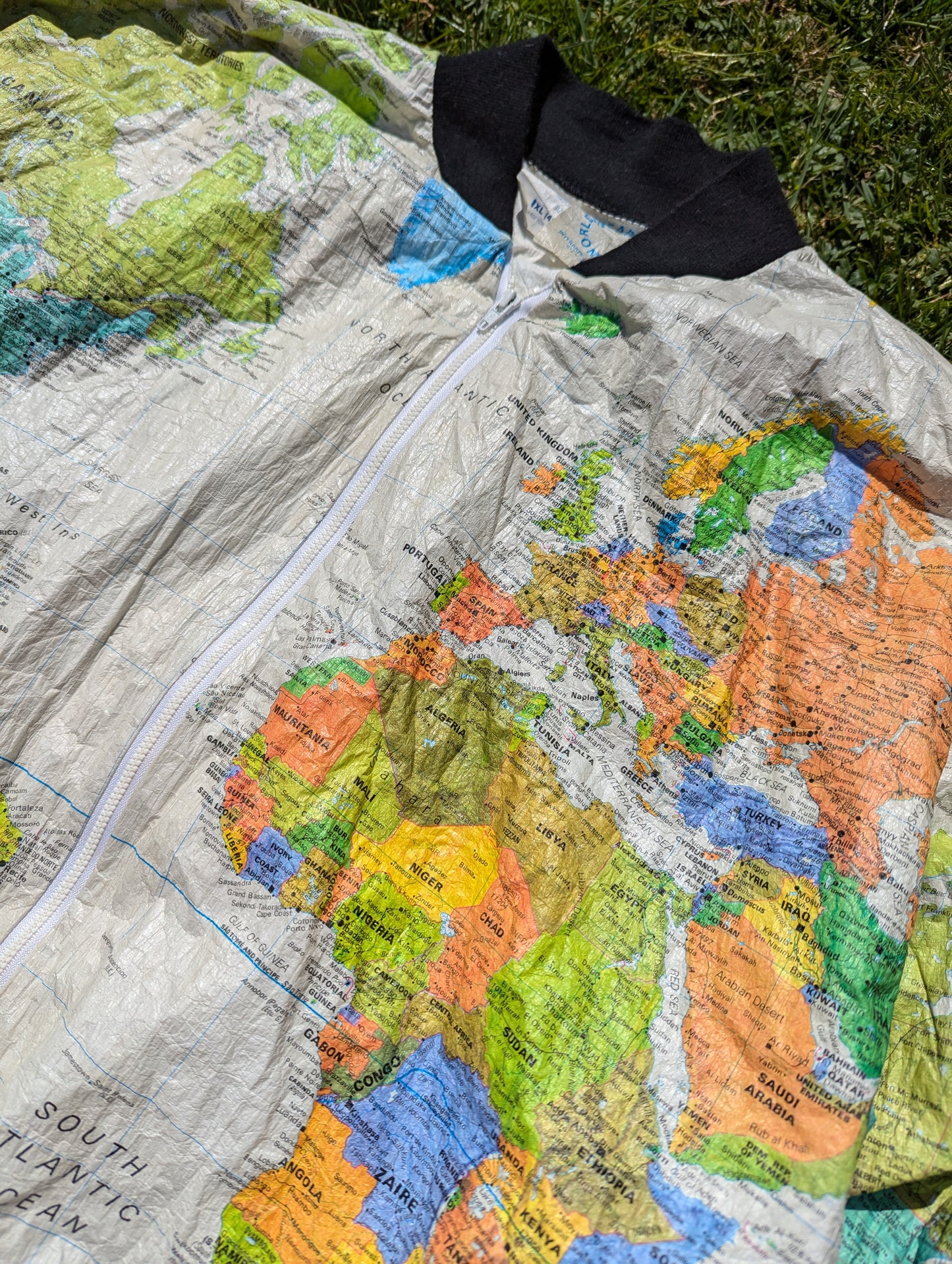 Wearin' the world tyvek jacket - Kurt Cobain 80s/90s