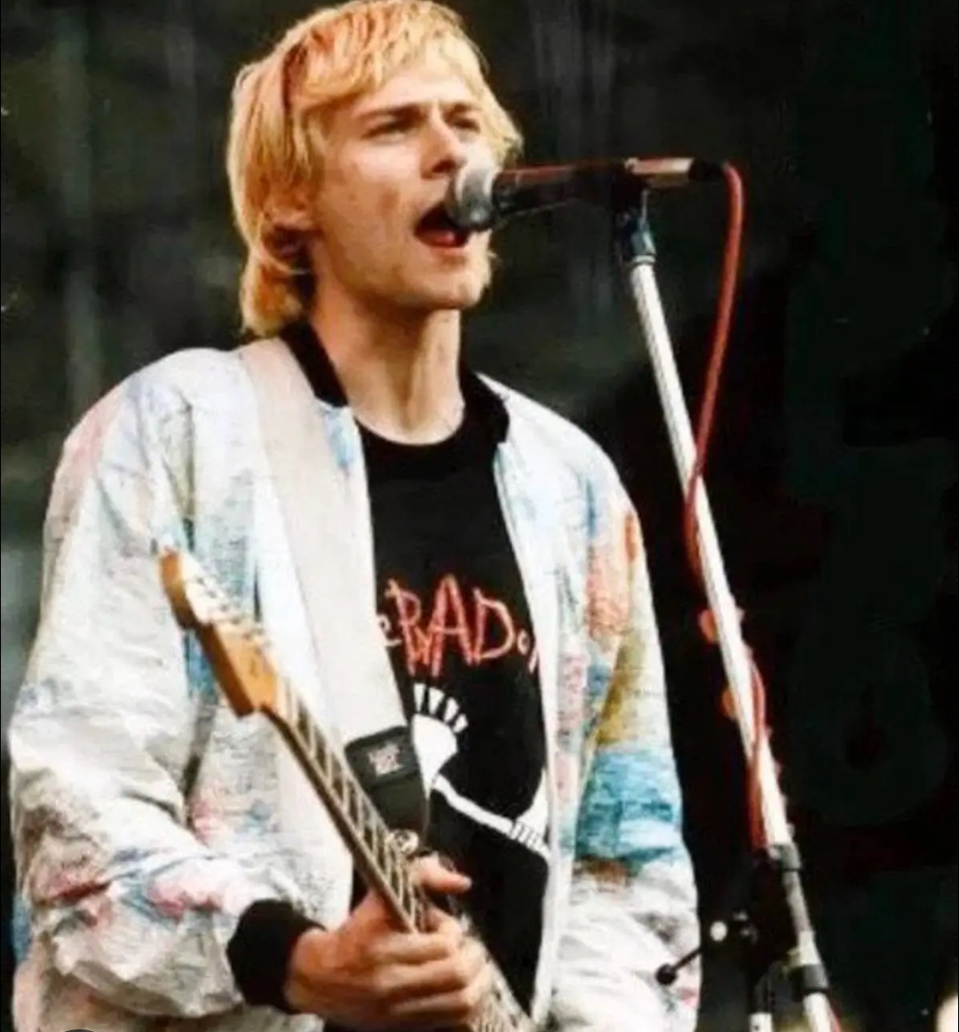 Wearin' the world tyvek jacket - Kurt Cobain 80s/90s